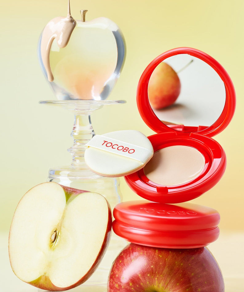 TOCOBO Apple Dewy Fit Cushion, coussin démakeup rose rouge avec pomme et flacon sur fond jaune, produit TOCOBO
