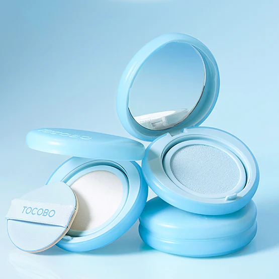 TOCOBO Blur Finish Sun Cushion de TOCOBO en boîtier bleu sur fond clair, vue produit en studio