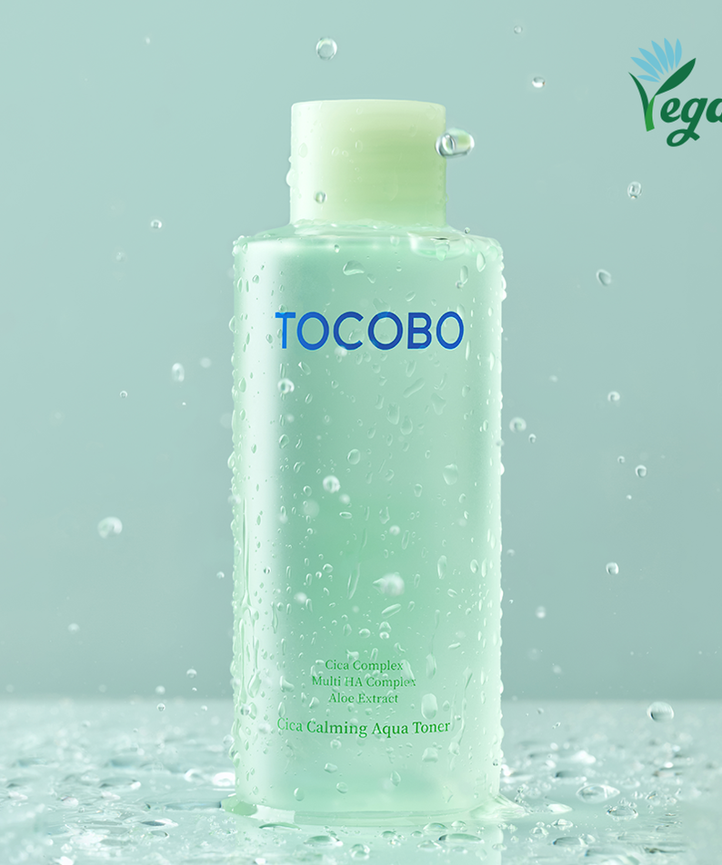 Flacon de TOCOBO Cica Calming Aqua Toner, toner apaisant avec complexe Cica, ideal pour les peaux sensibles, fond vert, mention vegan