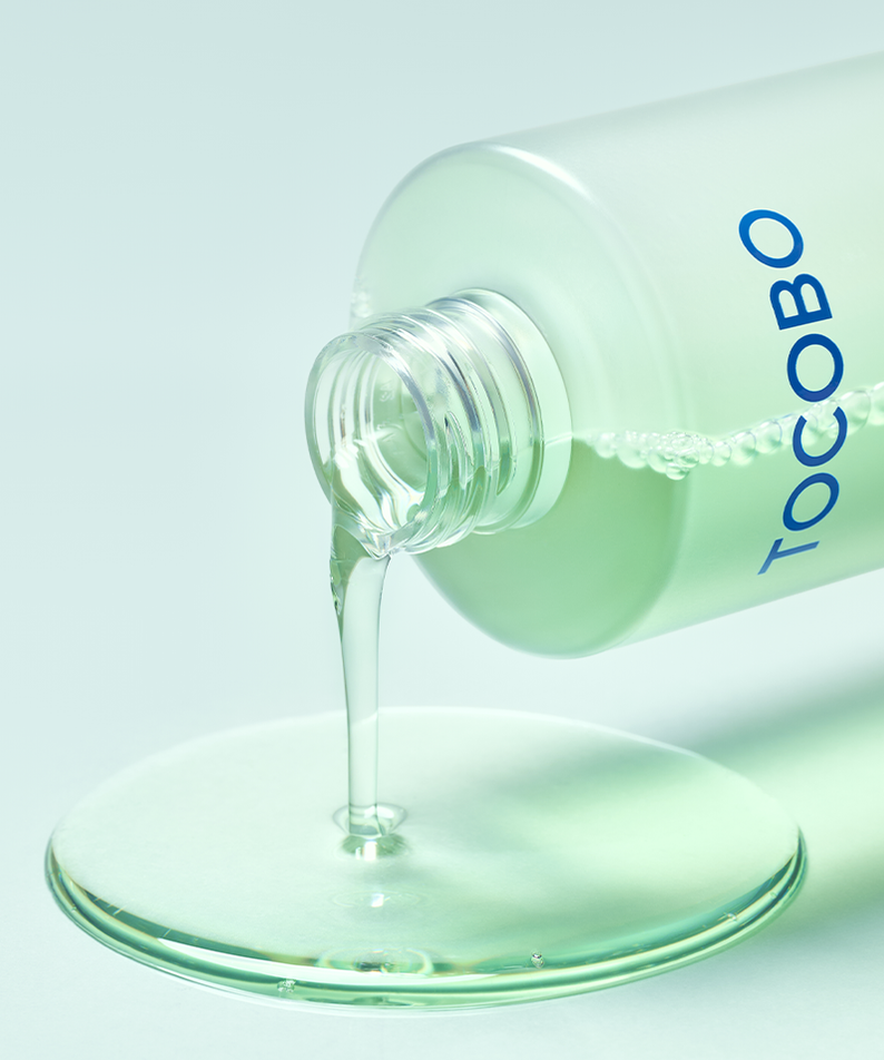 TOCOBO Cica Calming Aqua Toner versé sur une surface, idéal pour apaiser et rafraîchir la peau avec des ingrédients cicatrisants.
