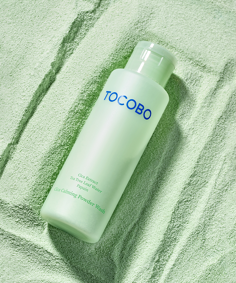 TOCOBO Cica Calming Powder Wash sur fond de poudre verte, apaisant et nettoyant avec extrait de cica pour une peau douce.