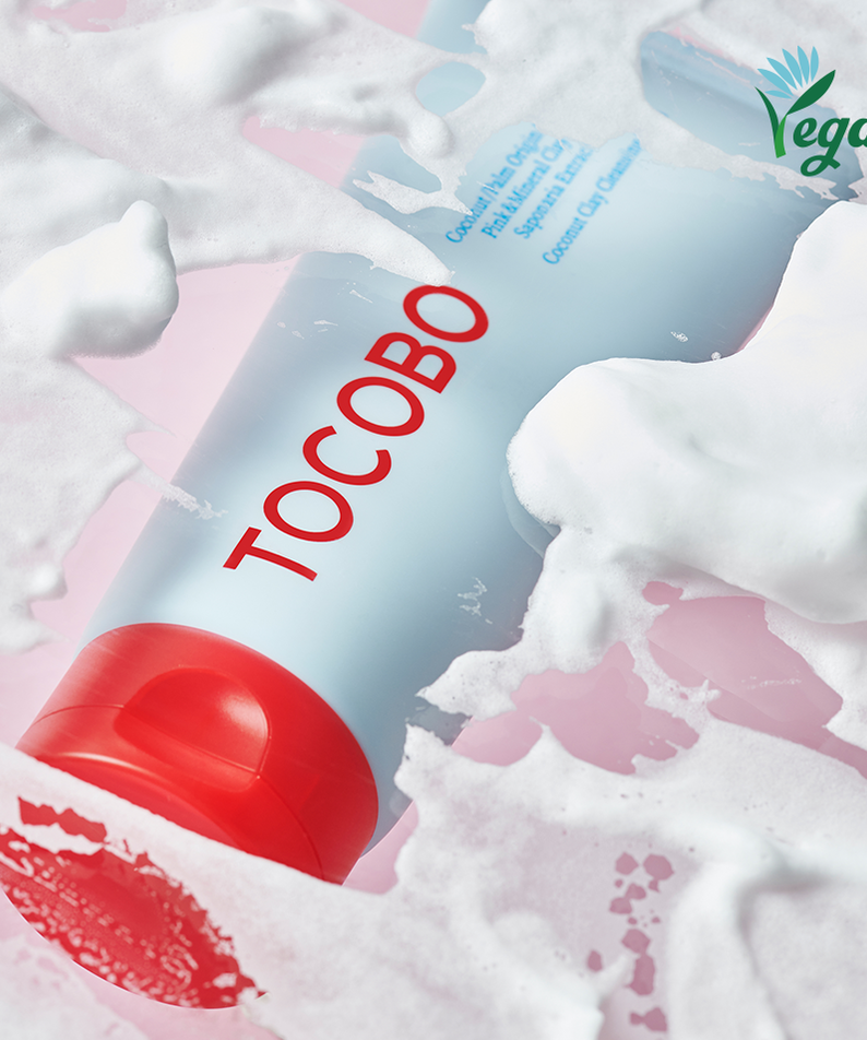 Mousse nettoyante à l'argile de noix de coco TOCOBO, produit certifié vegan, idéal pour nettoyer et rafraîchir la peau.