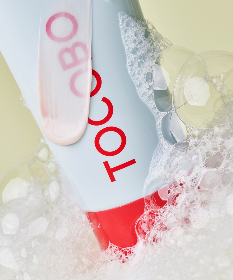 TOCOBO Coconut Clay Cleansing Foam moussant avec bulles, hydratation et purification pour un soin de la peau luxueux et rafraîchissant.