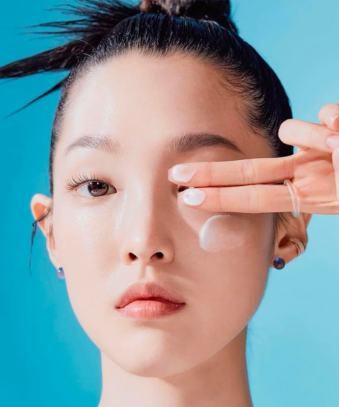 Femme appliquant TOCOBO Sun Care Mini Duo sur le visage, montrant une protection solaire efficace et douce pour la peau.