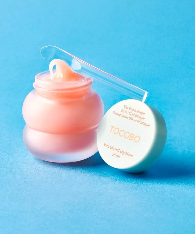 TOCOBO Vita Glazed Lip Mask 20ml de TOCOBO, pot crème et spatule sur fond bleu, visuel produit maquillage