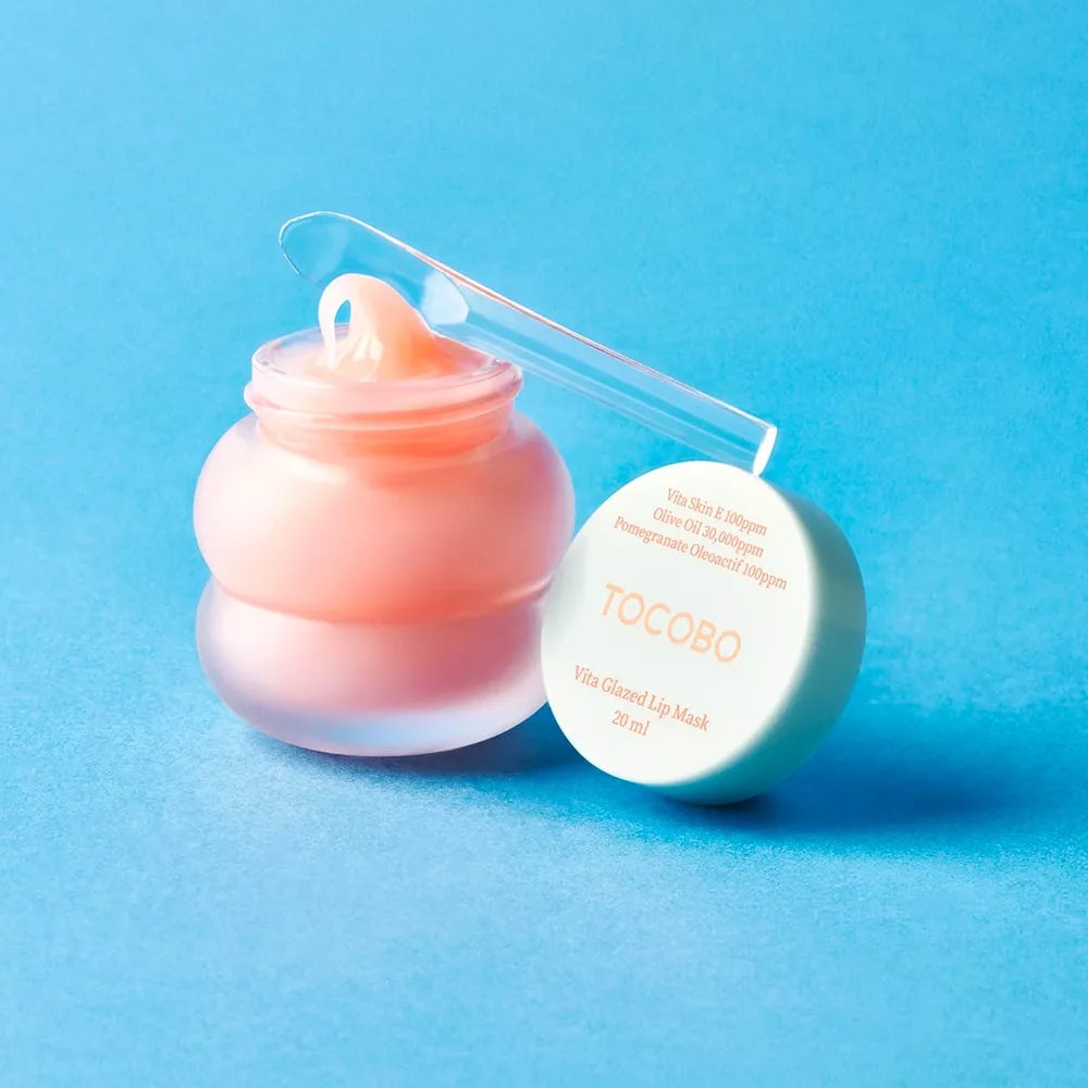 TOCOBO Vita Glazed Lip Mask 20ml de TOCOBO, pot crème et spatule sur fond bleu, visuel produit maquillage