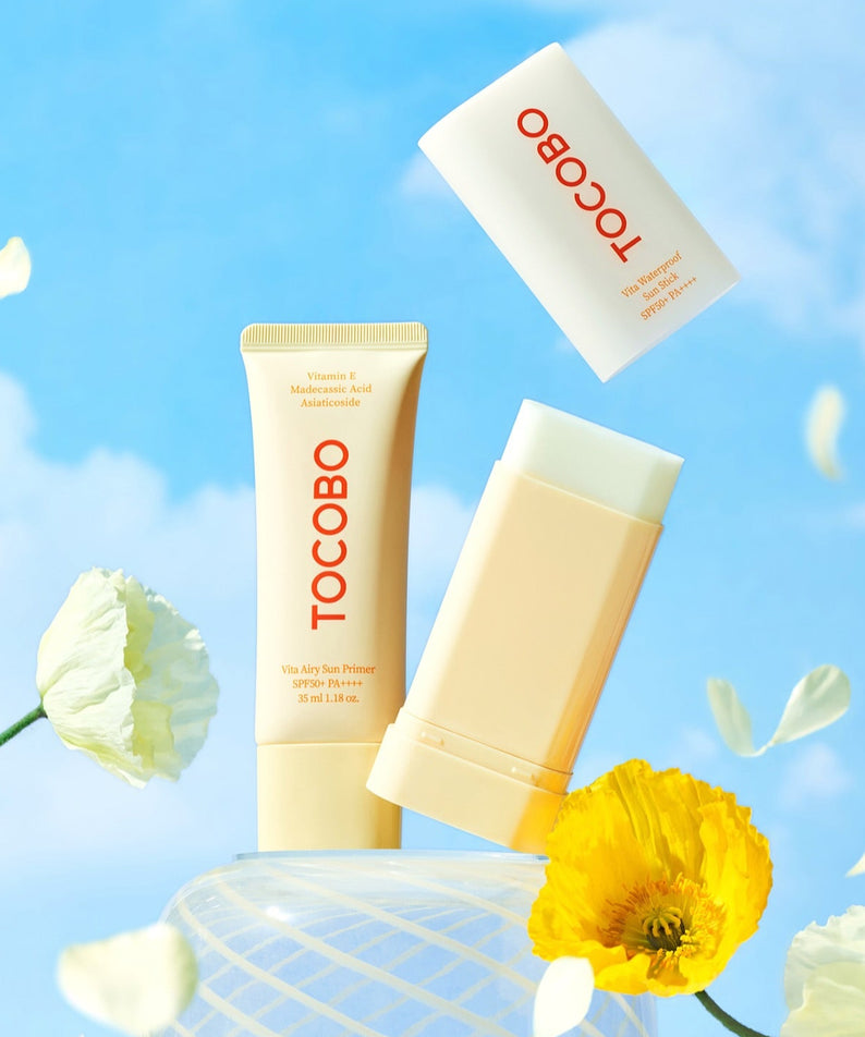 TOCOBO Vita Waterproof Sun Stick avec emballage élégant et motifs floraux.