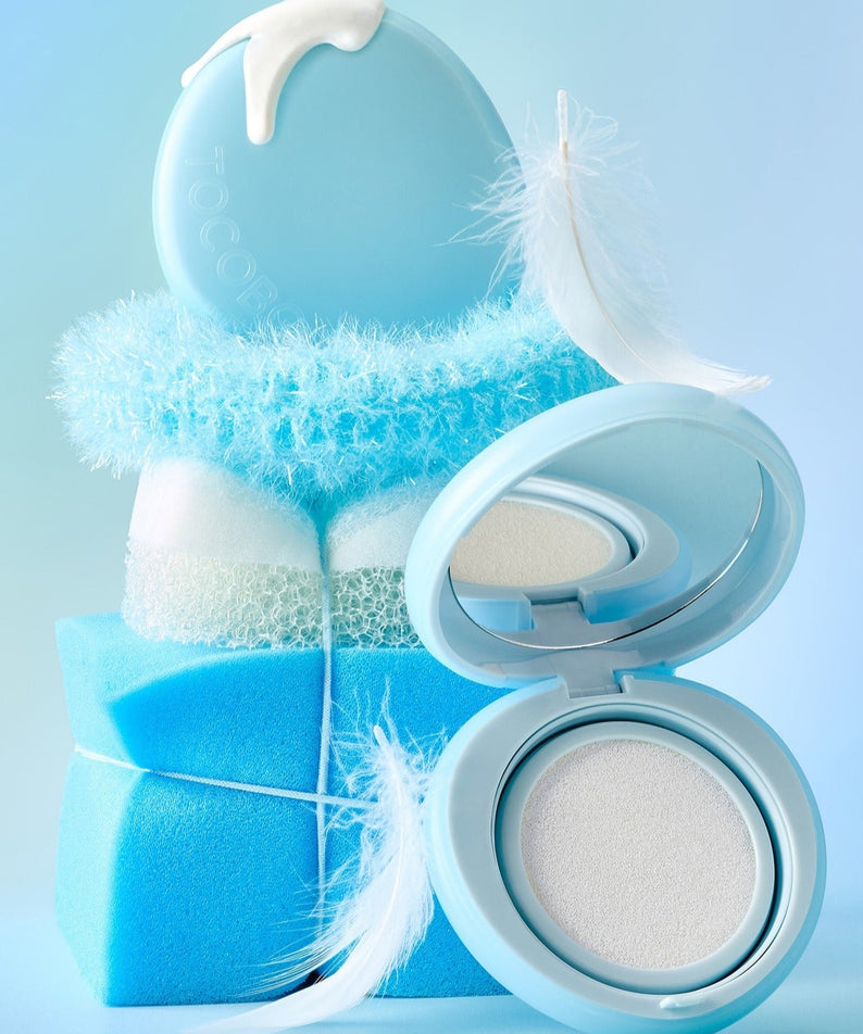 TOCOBO Blur Finish Sun Cushion: compacte bleu pastel avec accessoires doux et délicats. Produit solaire haute protection et finition floutée.