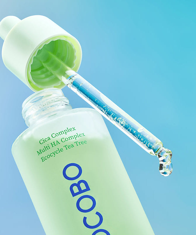 TOCOBO Cica Calming Serum de la marque TOCOBO, flacon vert et pipette sur fond bleu ciel, ambiance soins visage apaisants
