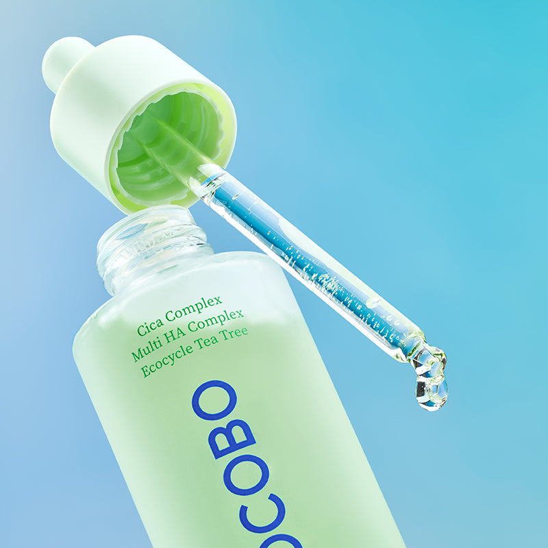 TOCOBO Cica Calming Serum de la marque TOCOBO, flacon vert et pipette sur fond bleu ciel, ambiance soins visage apaisants