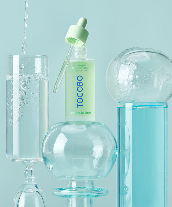 TOCOBO Cica Calming Serum, marque TOCOBO, sérum apaisant en flacon vert, contexte visuel skincare bleu pastel
