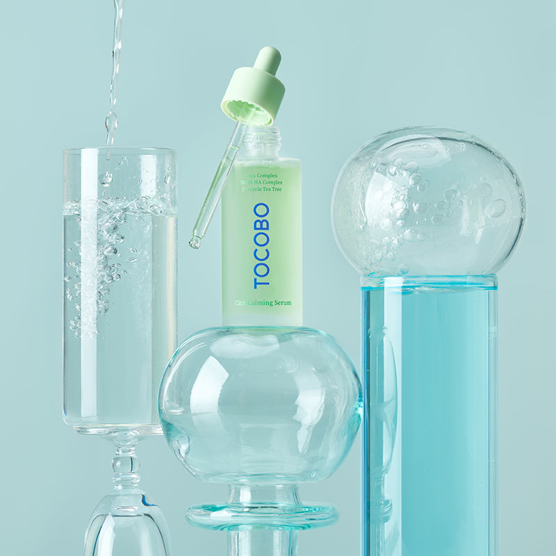 TOCOBO Cica Calming Serum, marque TOCOBO, sérum apaisant en flacon vert, contexte visuel skincare bleu pastel