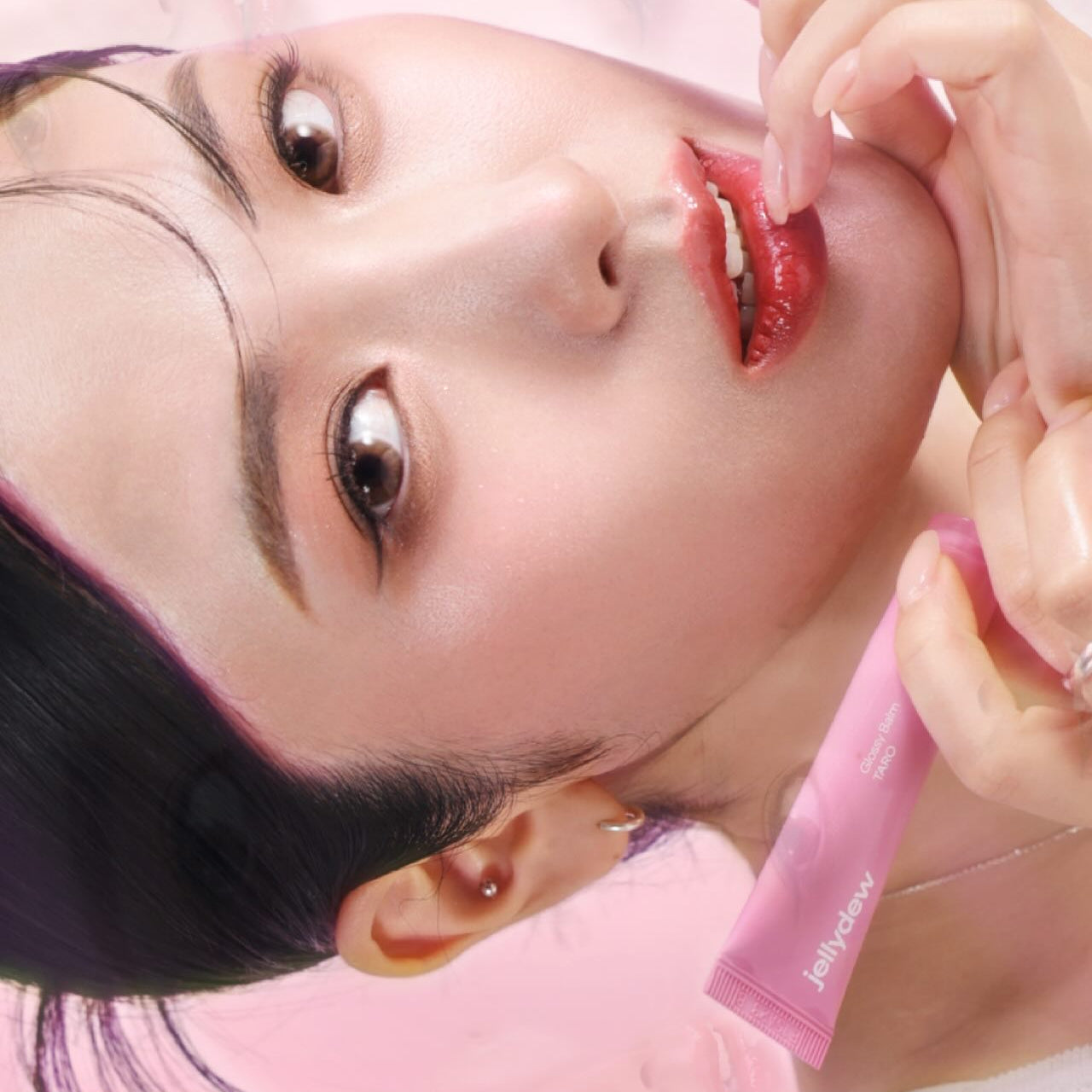 TONE FIT SUN Jelly Dew Glossy Balm 10g de la marque TONE FIT SUN, sur lèvres brillantes, maquillage en gros plan