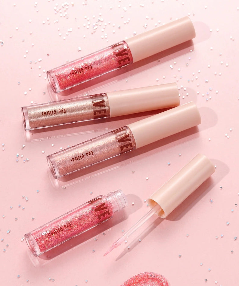 TONY MOLY Aegyo Beam Gling Glitter de TONY MOLY, gloss pailleté rouge sur fond rose scintillant.