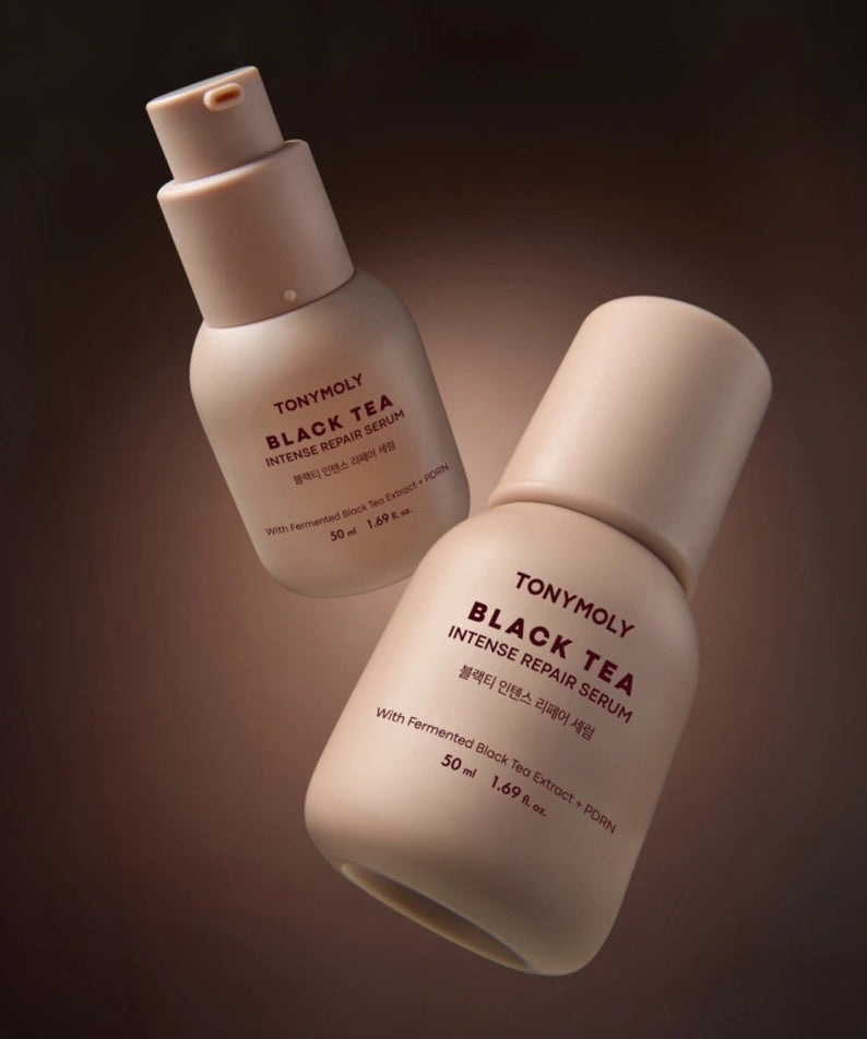 Décris l'image en français : TONY MOLY Black Tea Intense Repair Serum 50ml, flacons sur fond brun, marque TONY MOLY