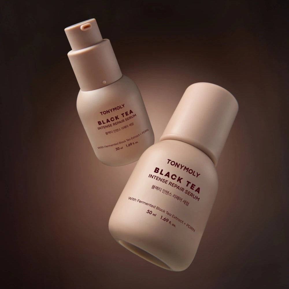 Décris l'image en français : TONY MOLY Black Tea Intense Repair Serum 50ml, flacons sur fond brun, marque TONY MOLY