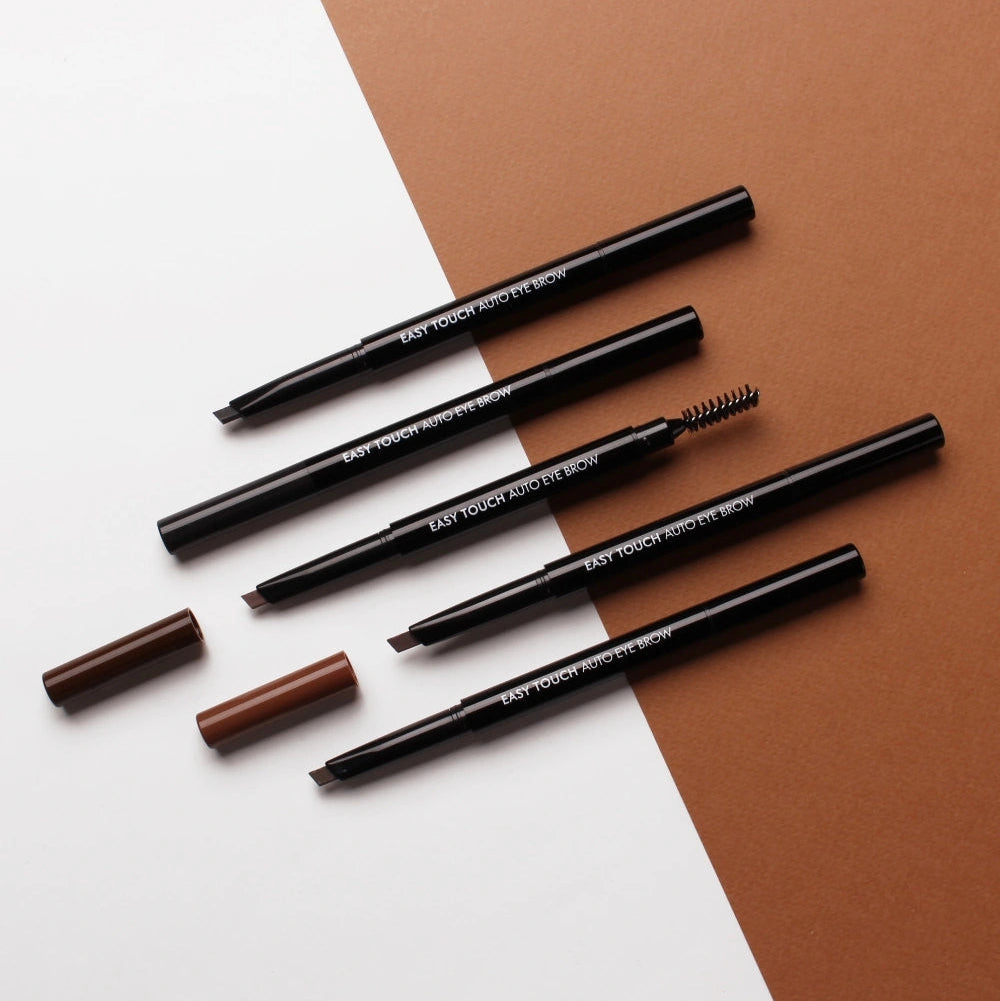 Décris l'image en français : TONY MOLY Easy Touch Auto Eyebrow, crayons et brosses sourcils sur fond beige et blanc.