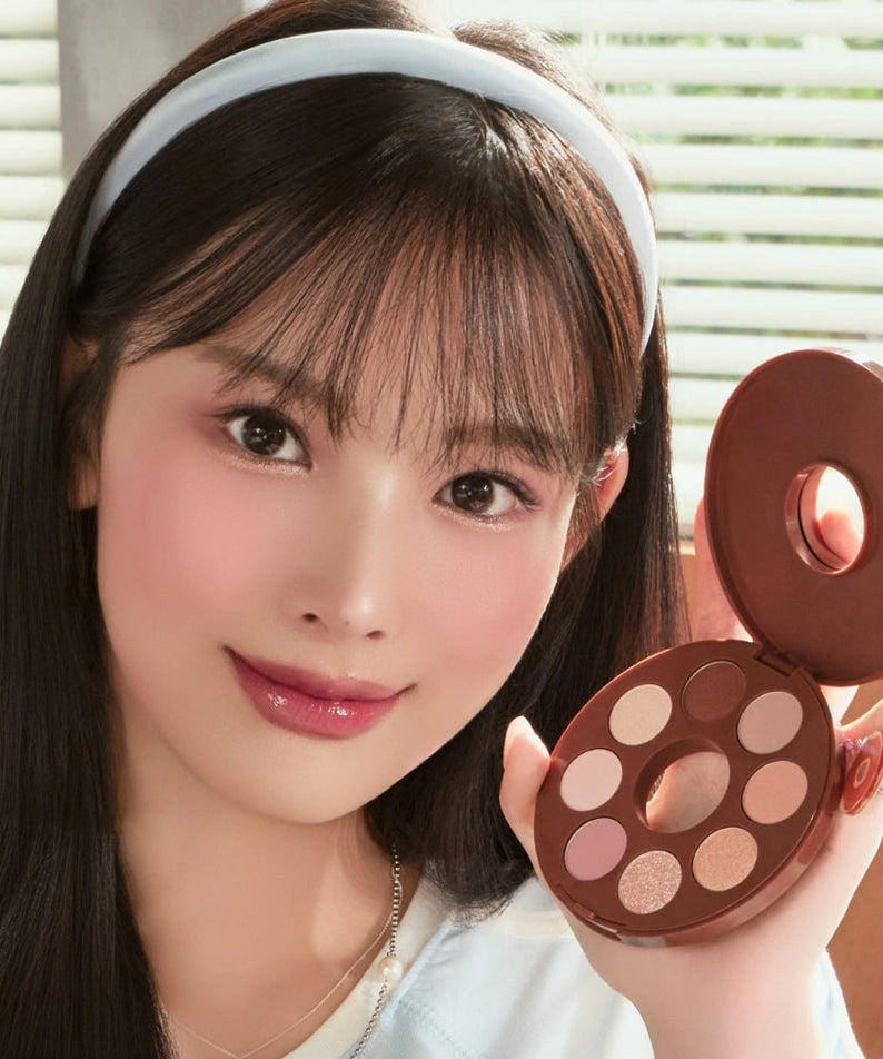 TONY MOLY Eyetone Donut Eyeshadow Palette de la marque TONY MOLY, palette maquillage yeux avec tons donuts, portrait beauté