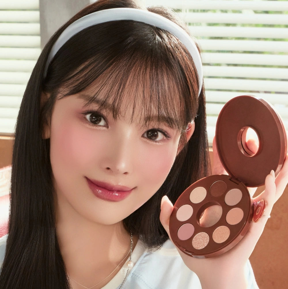 TONY MOLY Eyetone Donut Eyeshadow Palette de la marque TONY MOLY, palette maquillage yeux avec tons donuts, portrait beauté