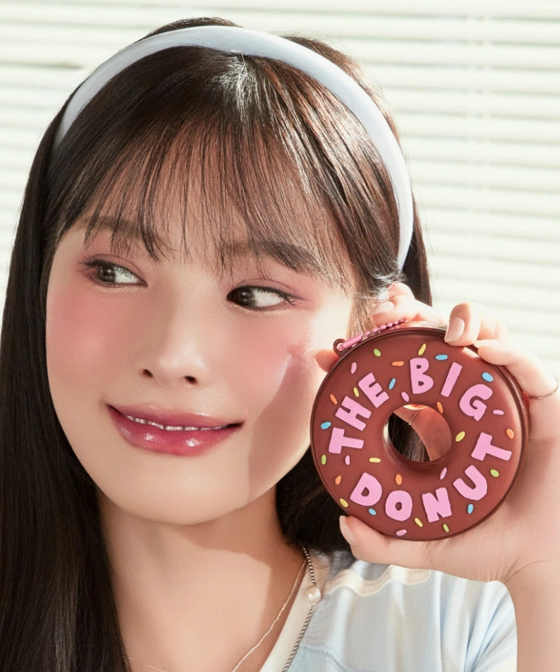 TONY MOLY Eyetone Donut Eyeshadow Palette : la marque TONY MOLY, mini maquillage donut, portrait beauté tenant le produit.