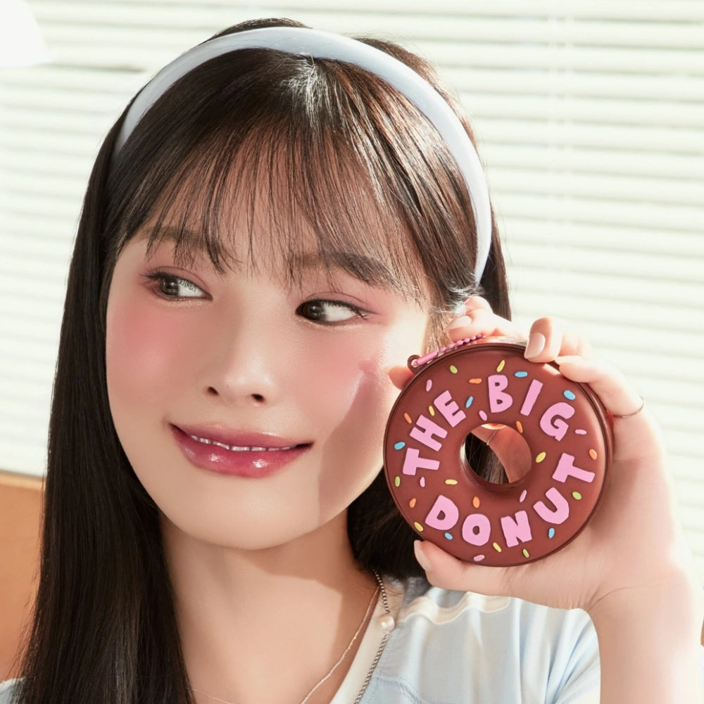 TONY MOLY Eyetone Donut Eyeshadow Palette : la marque TONY MOLY, mini maquillage donut, portrait beauté tenant le produit.
