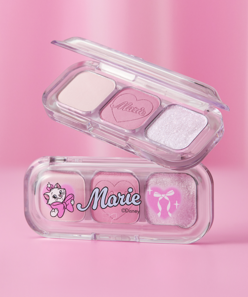 TONY MOLY Eyetone Eyeshadow Palette : palette yeux Marie Disney en packaging transparent, teintes rosées sur fond rose.