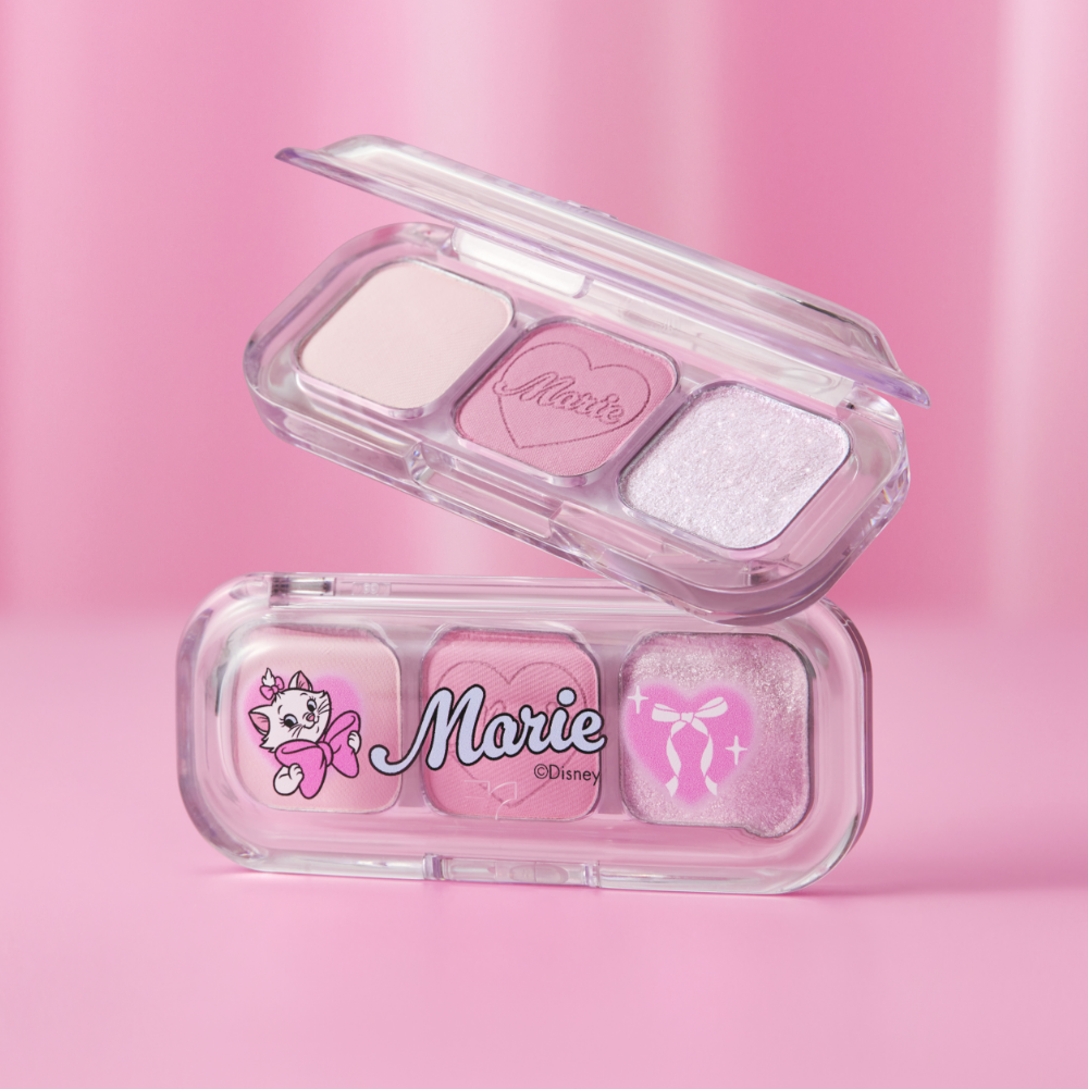 TONY MOLY Eyetone Eyeshadow Palette : palette yeux Marie Disney en packaging transparent, teintes rosées sur fond rose.