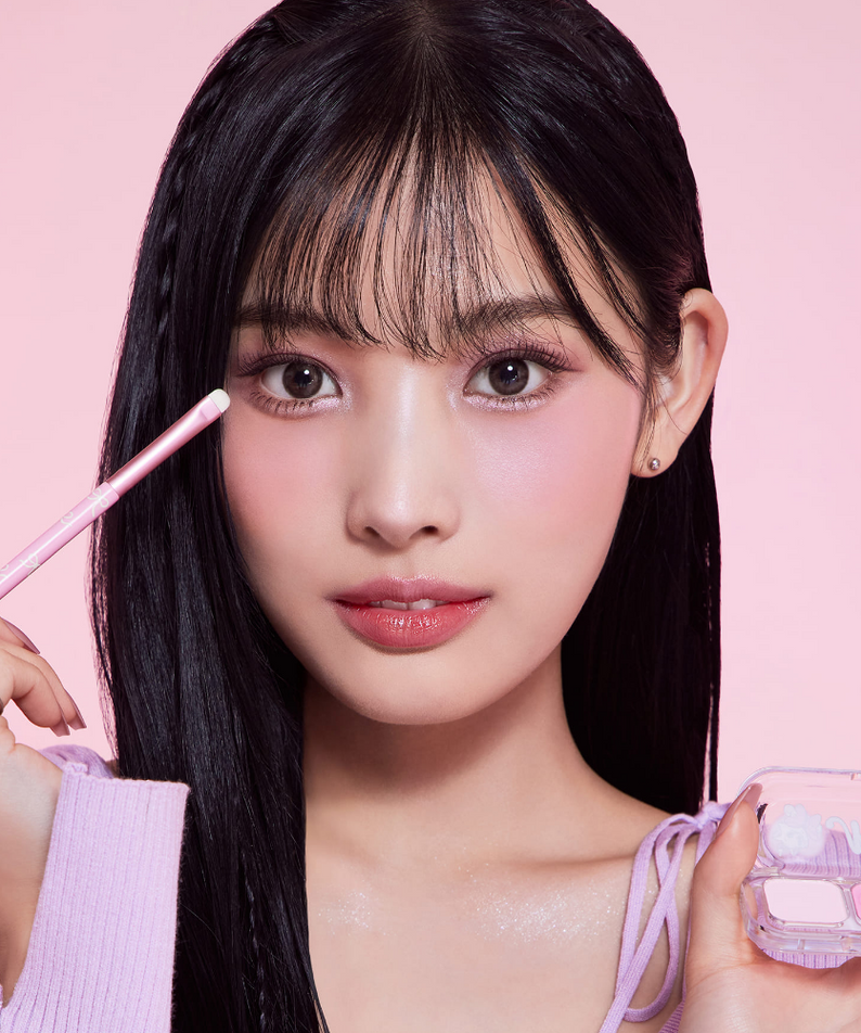 Décris l'image en français : TONY MOLY Eyetone Eyeshadow Palette, maquillage yeux sur fond rose avec la marque.