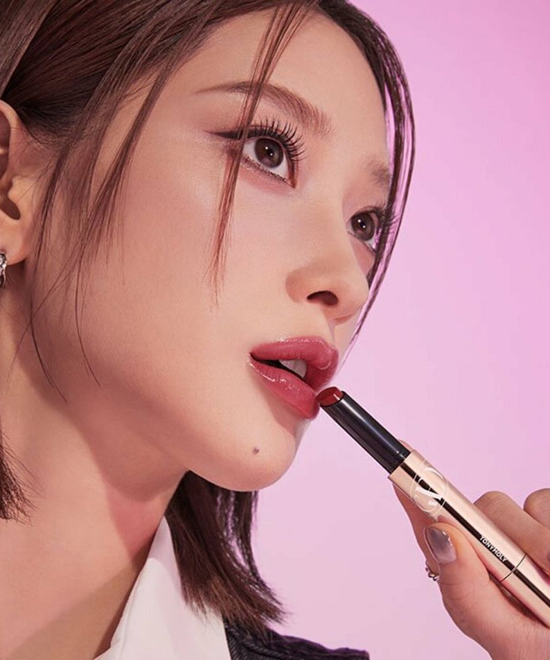 Portrait maquillé avec TONY MOLY Get It Tint Glaze Balm, marque TONY MOLY, baume teinté appliqué sur les lèvres.