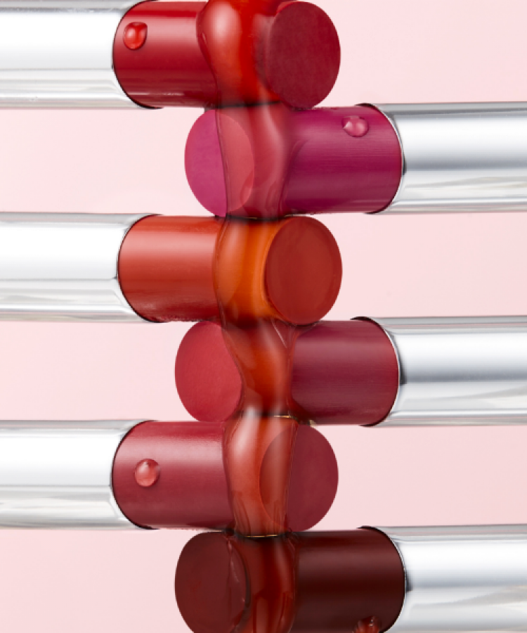 Rouges à lèvres TONY MOLY Get It Tint Syrup Stick en teintes variées, élégamment empilés sur fond rose