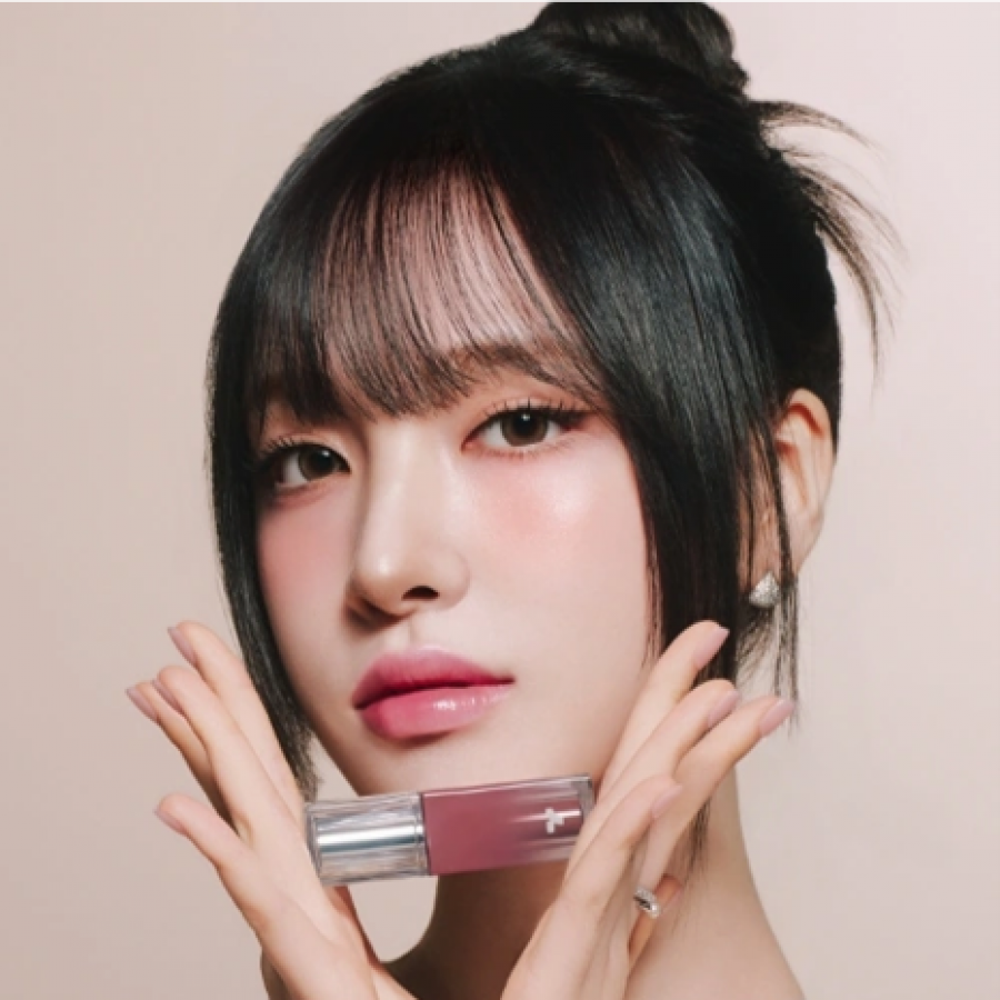 Portrait maquillage: TONY MOLY Get It Tint Waterful Syrup de la marque, lèvres rosées, produit présenté en gros plan.