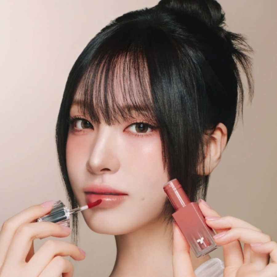 Décris l'image en français : TONY MOLY Get It Tint Waterful Syrup de la marque, maquillage lèvres, face à la caméra.