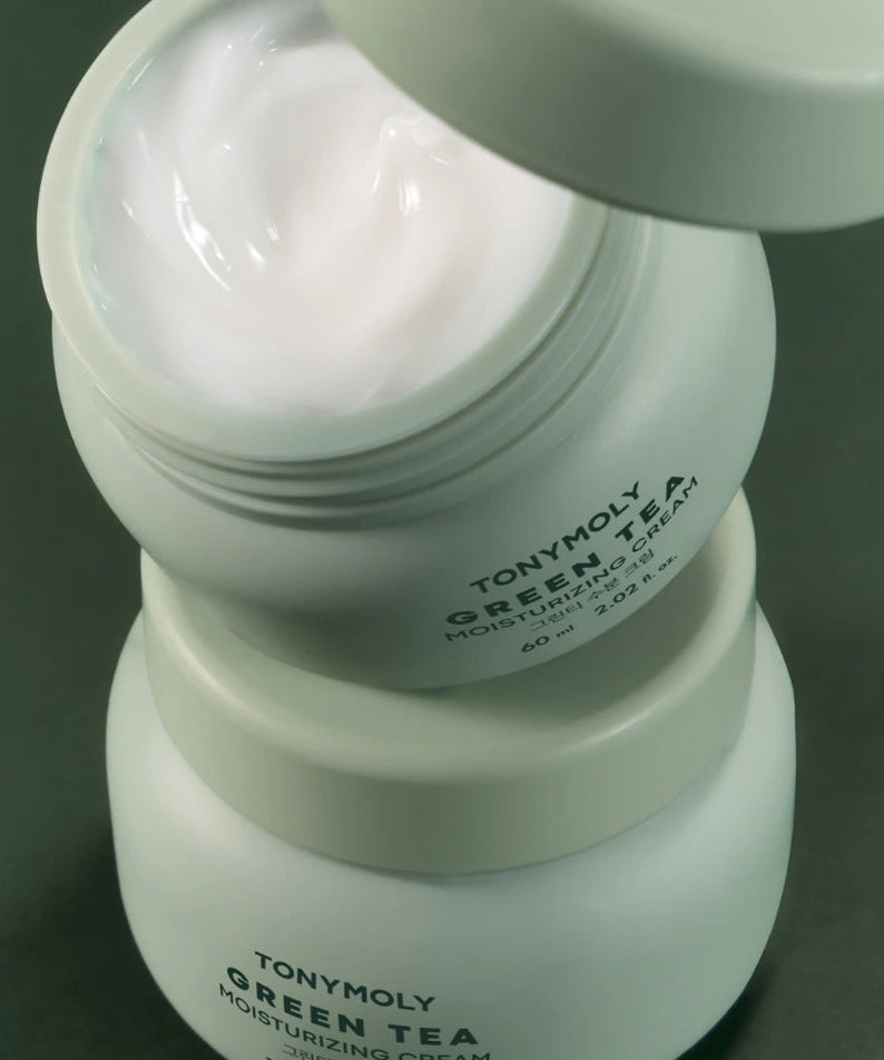TONY MOLY Green Tea Moisture Cream 60ml, crème hydratante verte sur fond vert, pot ouvert, marque TONY MOLY en gros plan.