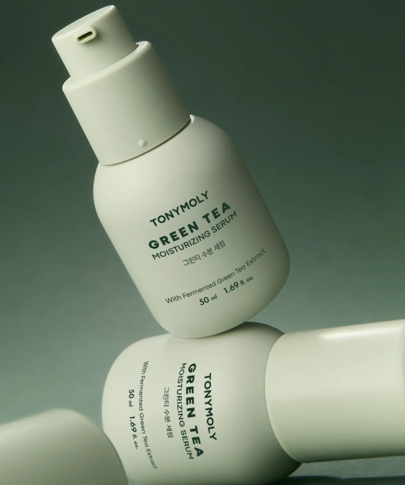 TONY MOLY Green Tea Moisture Serum 50ml, flacon crème vert sur fond vert, marque TONY MOLY en gros plan.