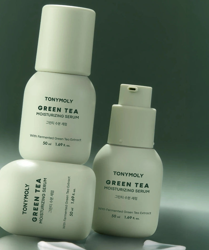 TONY MOLY Green Tea Moisture Serum 50ml, marque TONY MOLY, flacons crème sur fond vert, visuel produit