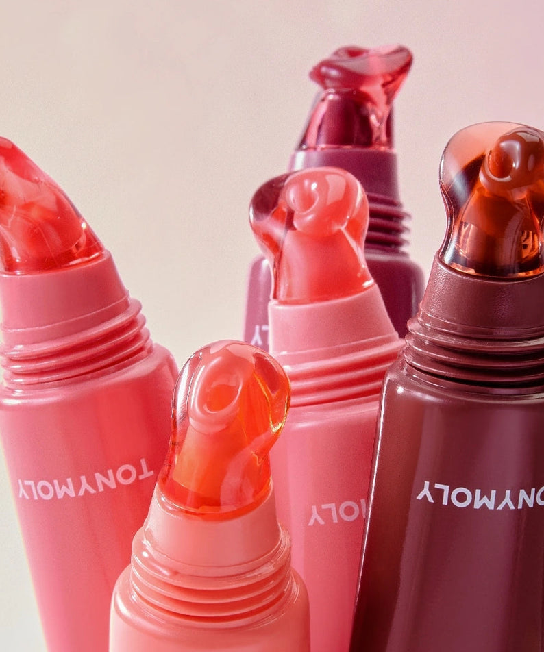TONY MOLY Juicy Peptide Lip Jelly de la marque, packagings de baumes à lèvres rouges sur fond rose.