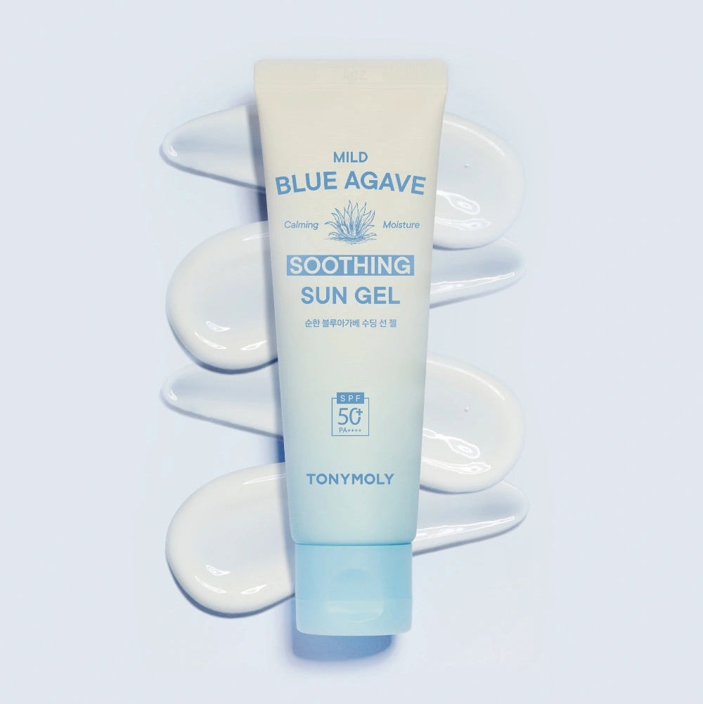 Décris l'image en français : TONY MOLY Mild Blue Agave Soothing Sun Gel, tube bleu sur fond clair avec gel en gouttes.