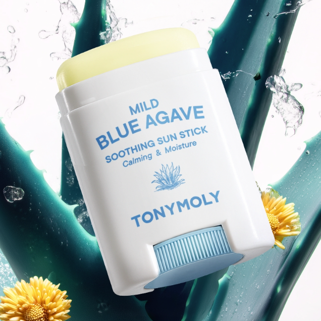 TONY MOLY Mild Blue Agave Soothing Sun Stick de la marque TONY MOLY, tube anti-soleil sur fond éclaboussures d’eau