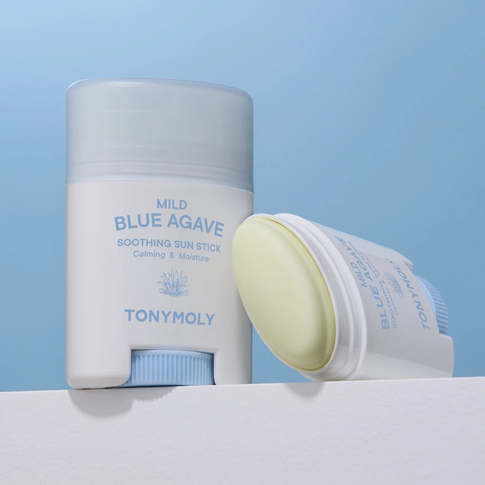 Image produit : TONY MOLY Mild Blue Agave Soothing Sun Stick, marque TONY MOLY, stick solaire apaisant sur fond bleu