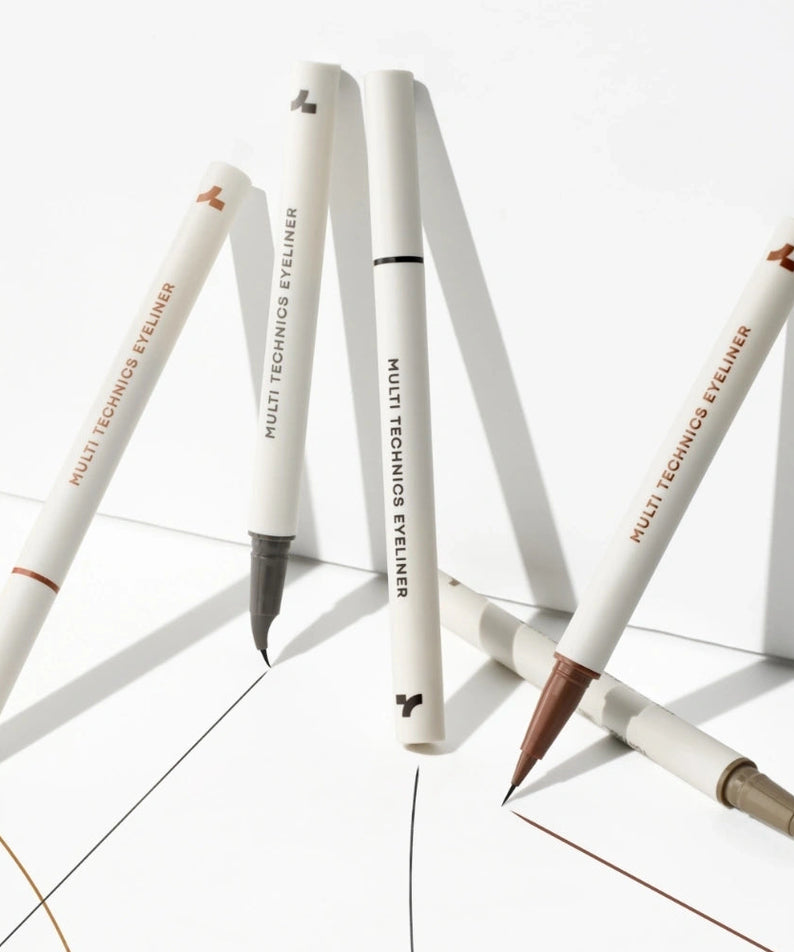 TONY MOLY Multi-Techniques Eyeliner, marque TONY MOLY, stylos eyeliner blancs sur fond clair avec lignes dessinées.