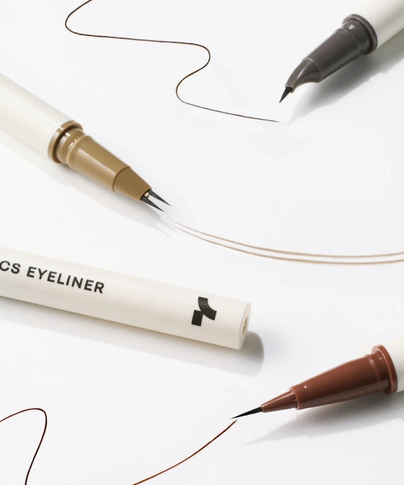 TONY MOLY Multi-Techniques Eyeliner, marque sur stylos eyeliner avec traits de maquillage sur fond clair.
