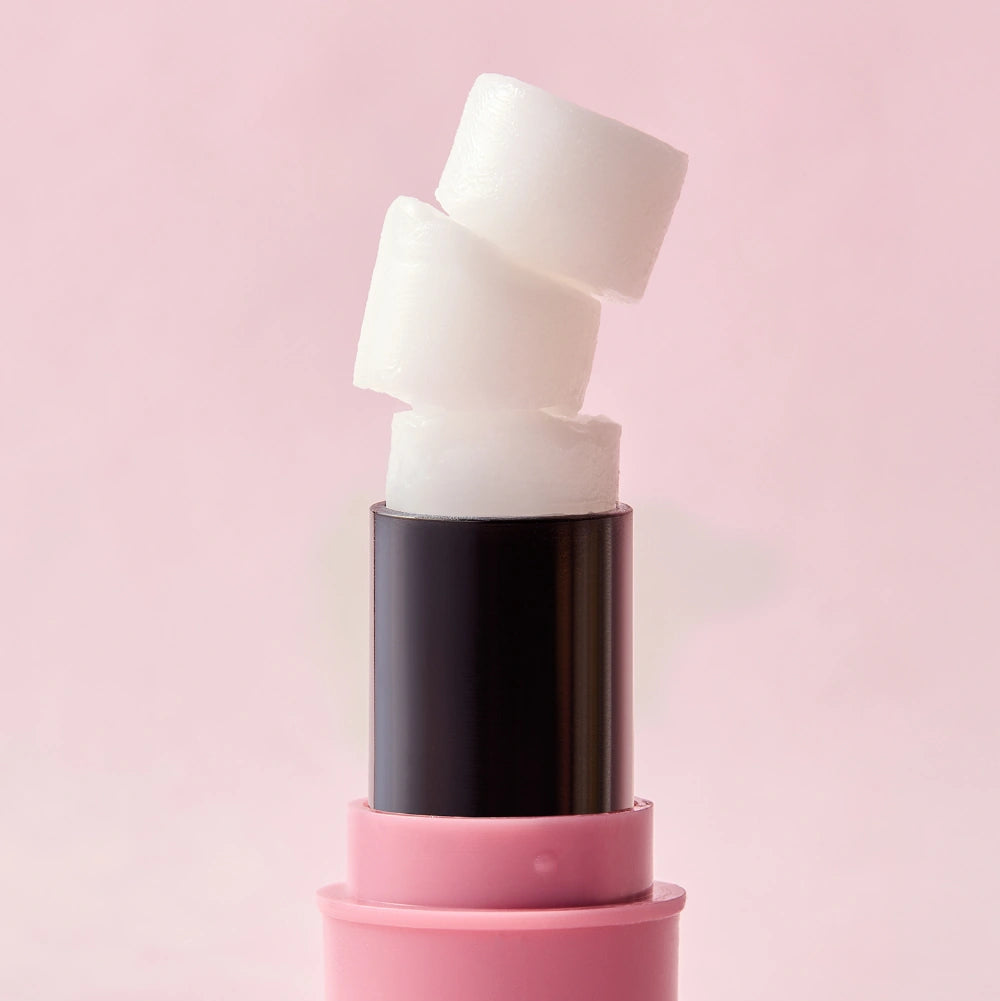 TONY MOLY Shea Peptide Lip Balm de la marque TONY MOLY, stick relevé sur fond rose pastel