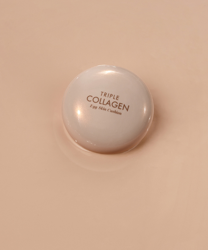 TONY MOLY Triple Collagen Egg Skin Cushion sur une surface beige, produit de soin pour une peau éclatante.