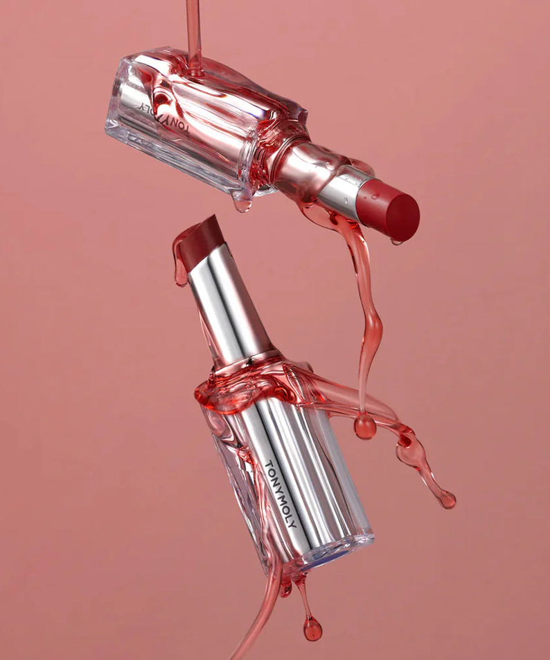 TONY MOLY Get It Tint Syrup Stick : stick à lèvres rose, gouttes de texture, sur fond rose, gros plan.