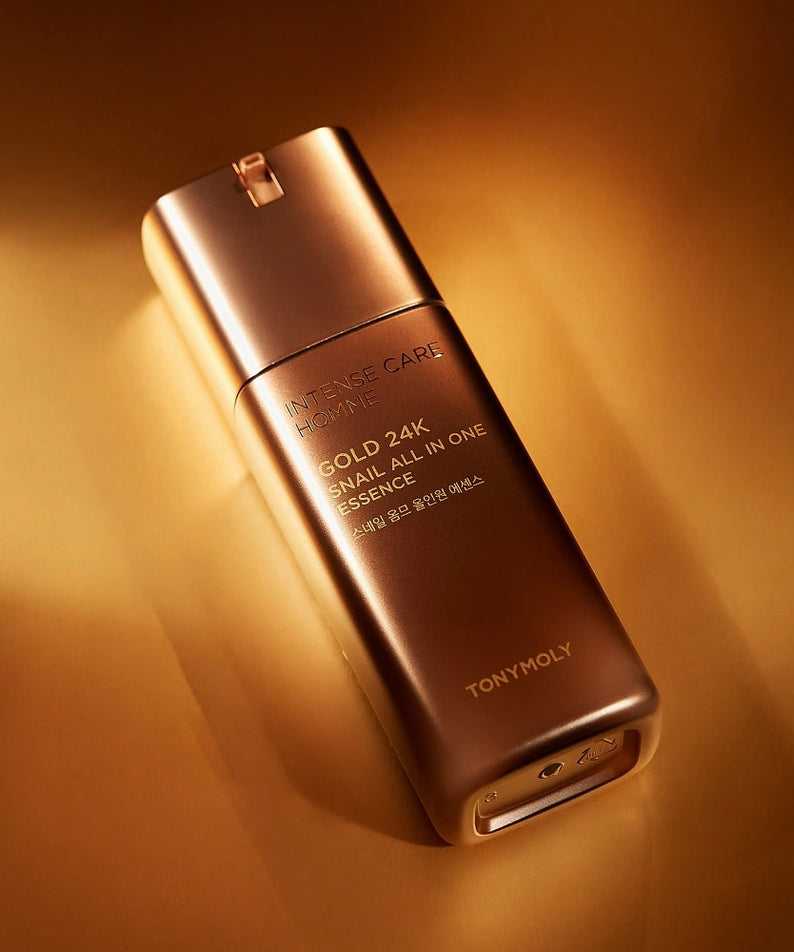 TONYMOLY Intense Care Gold 24K Snail Homme All-in-One Essence 130ml, flacon doré en gros plan, ambiance luxe.