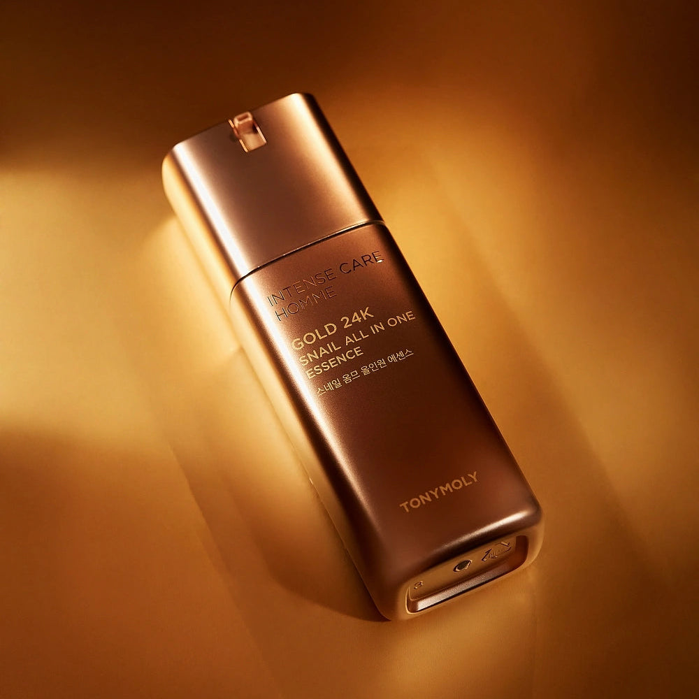 TONYMOLY Intense Care Gold 24K Snail Homme All-in-One Essence 130ml, flacon doré en gros plan, ambiance luxe.