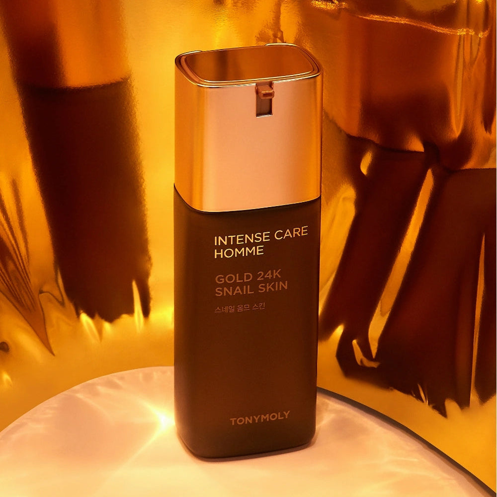 TONYMOLY Intense Care Gold 24K Snail Homme Skin 130ml : flacon doré en contexte luxe, lumière chaude.