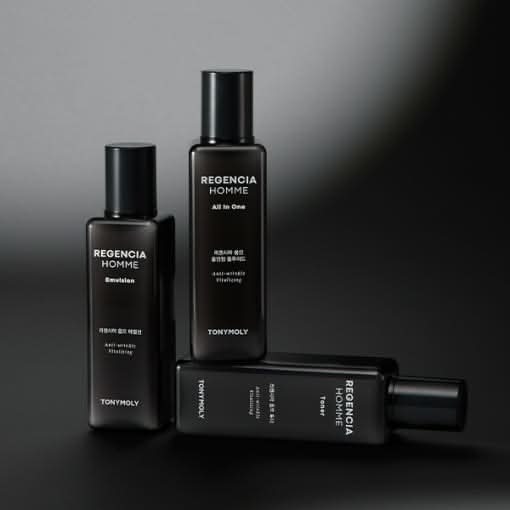 TONYMOLY Regencia Homme All-in-One Fluid 150ml : flacons noirs de la marque sur fond sombre, pack beauté homme