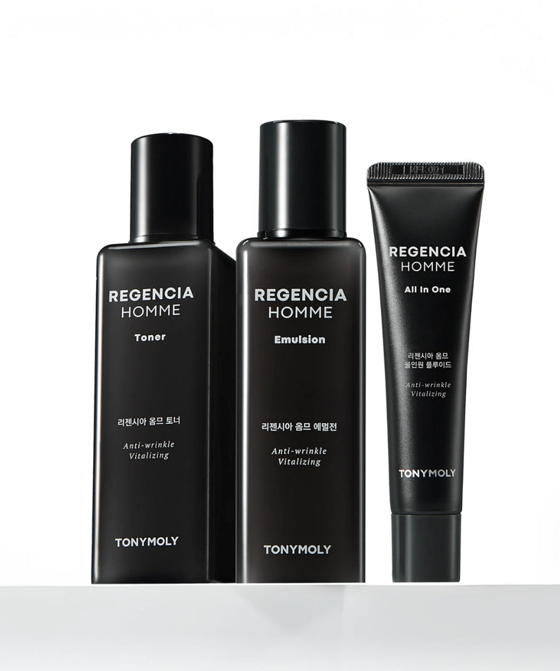 Décris l'image en français : TONYMOLY Regencia Homme SKincare Set de la marque TONYMOLY, flacons et tube noirs sur fond blanc.