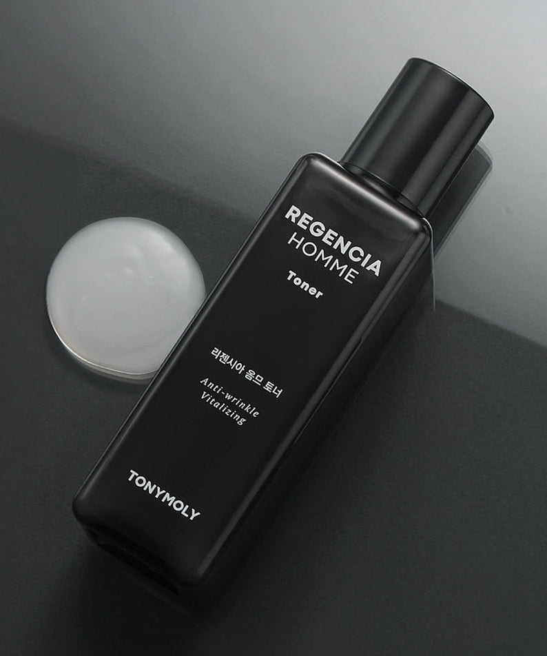 TONYMOLY Regencia Homme Toner 150ml sur fond minimal, flacon noir avec pompe et lotion blanche à côté